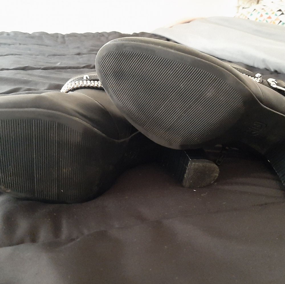 Bootied - Picture 3 of 4